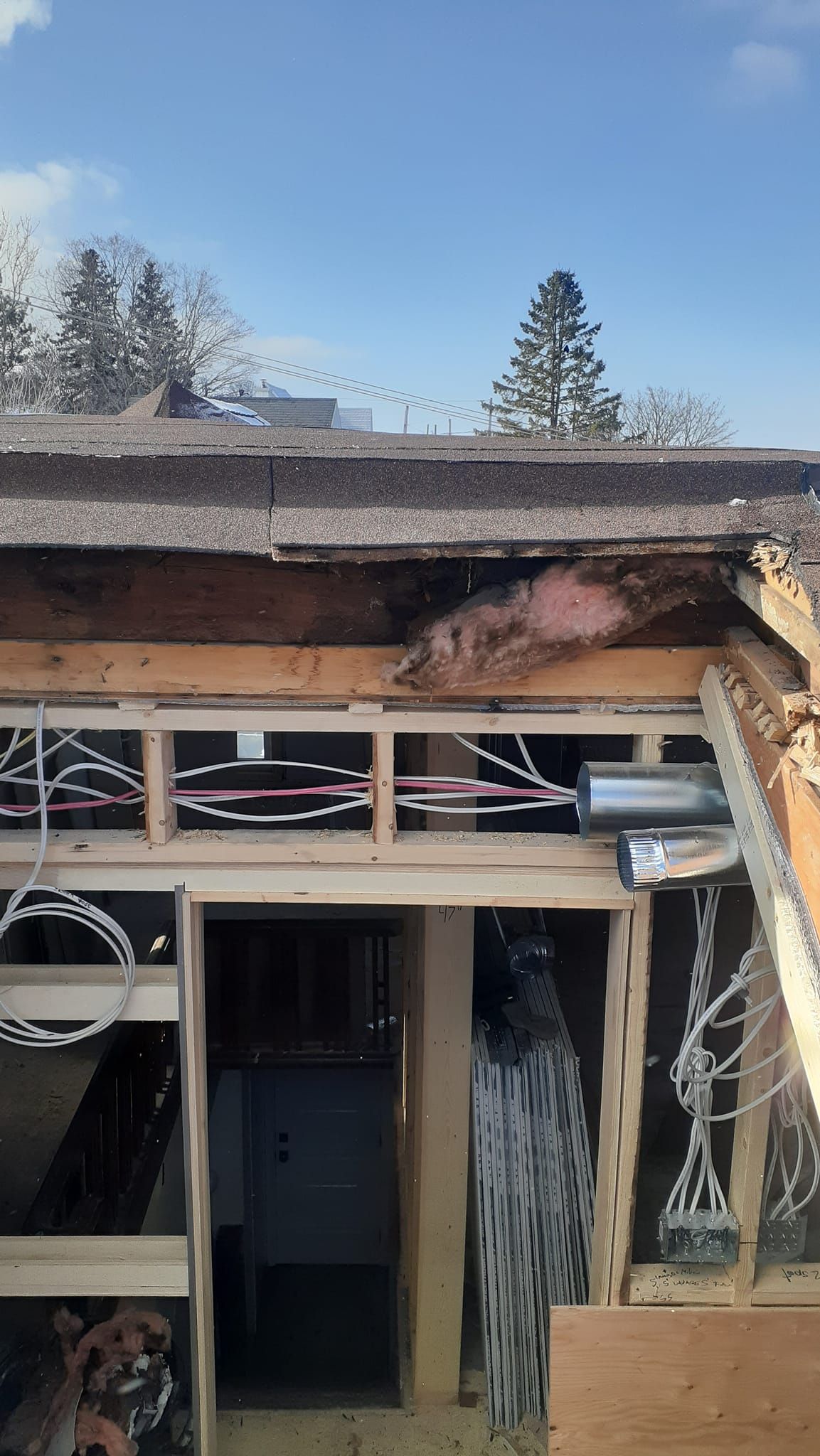 Une maison est en cours de rénovation et le toit est en train d'être enlevé.