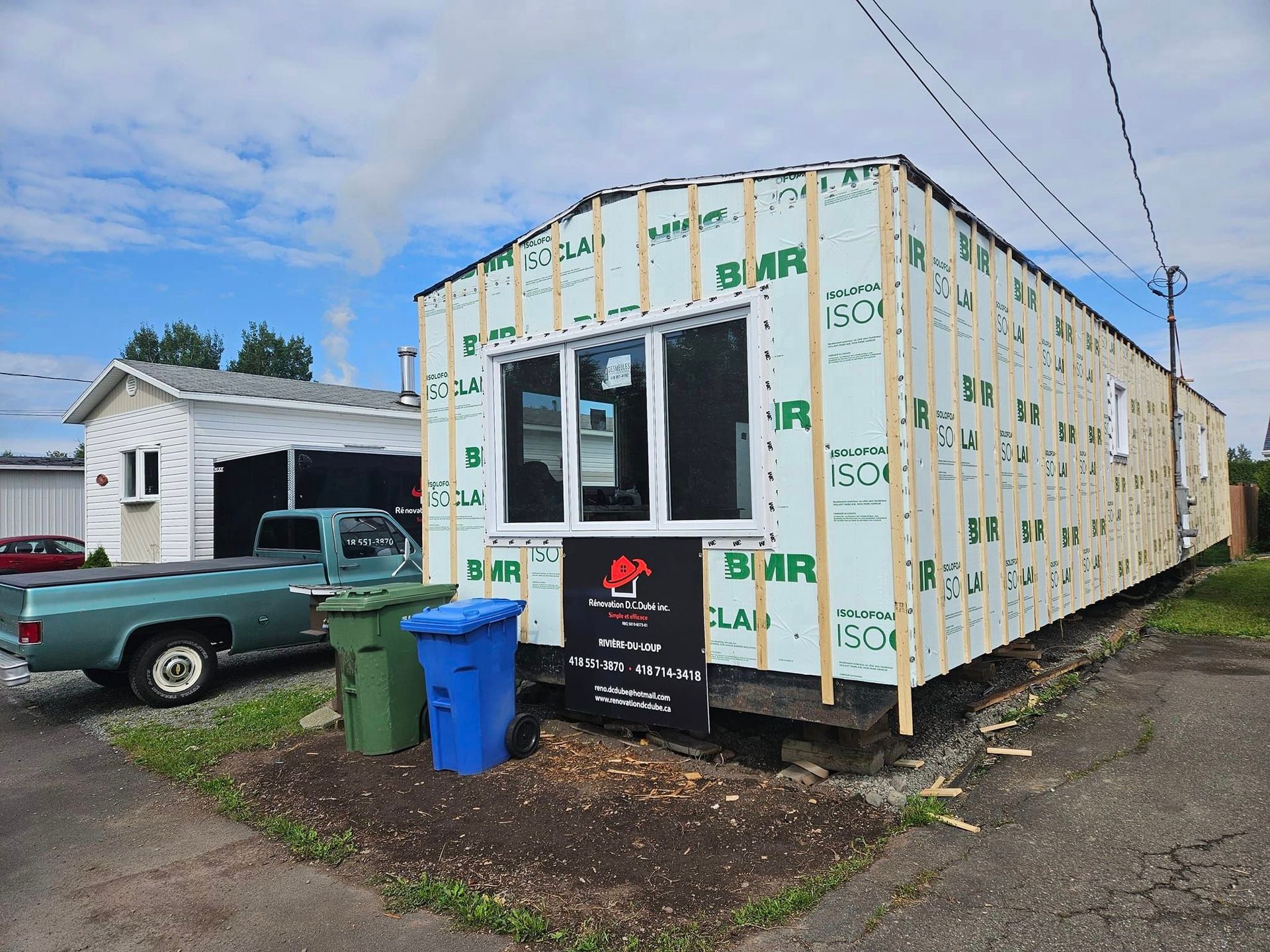 Un camion est garé devant un bâtiment en construction.