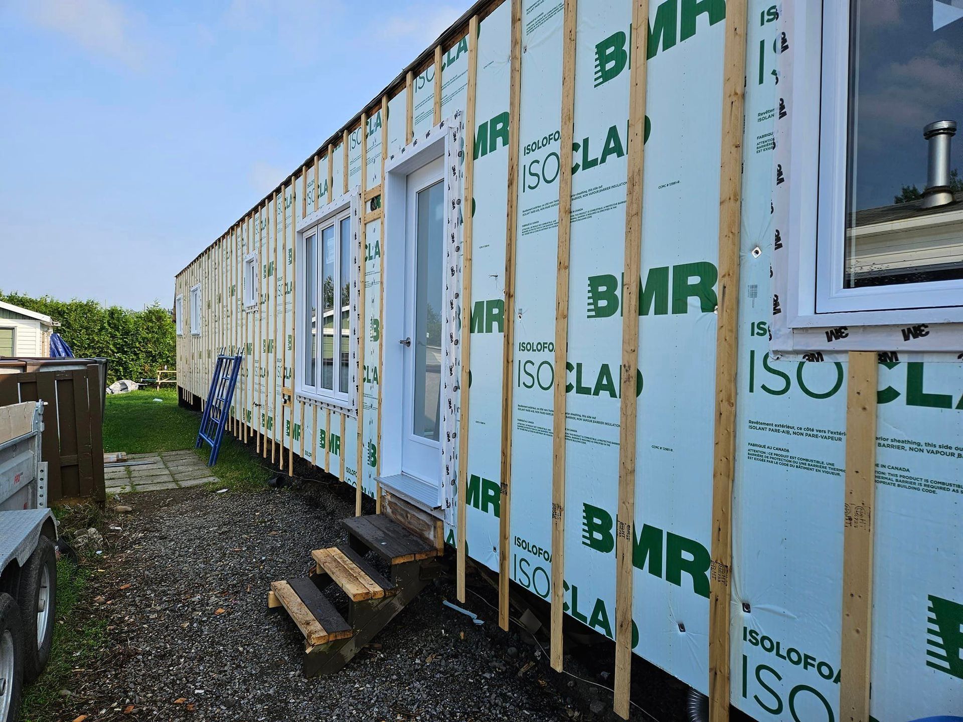 Une maison est en cours de construction avec beaucoup d'isolation.