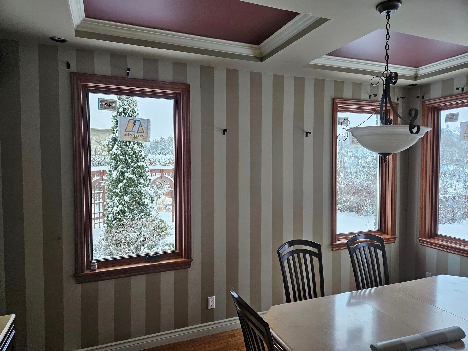 Une salle à manger avec des murs rayés et une table et des chaises