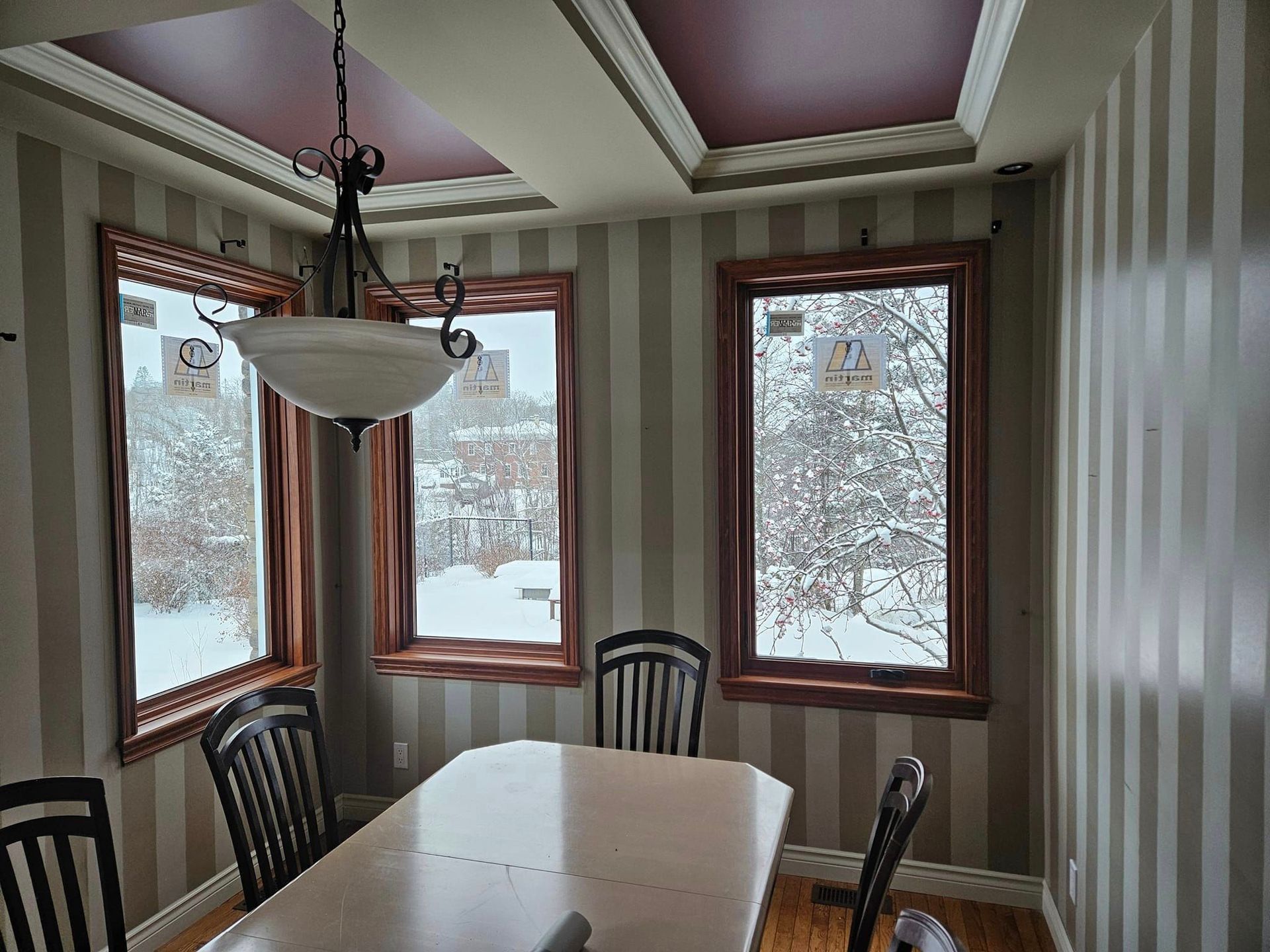 Une salle à manger avec une table, des chaises et un lustre