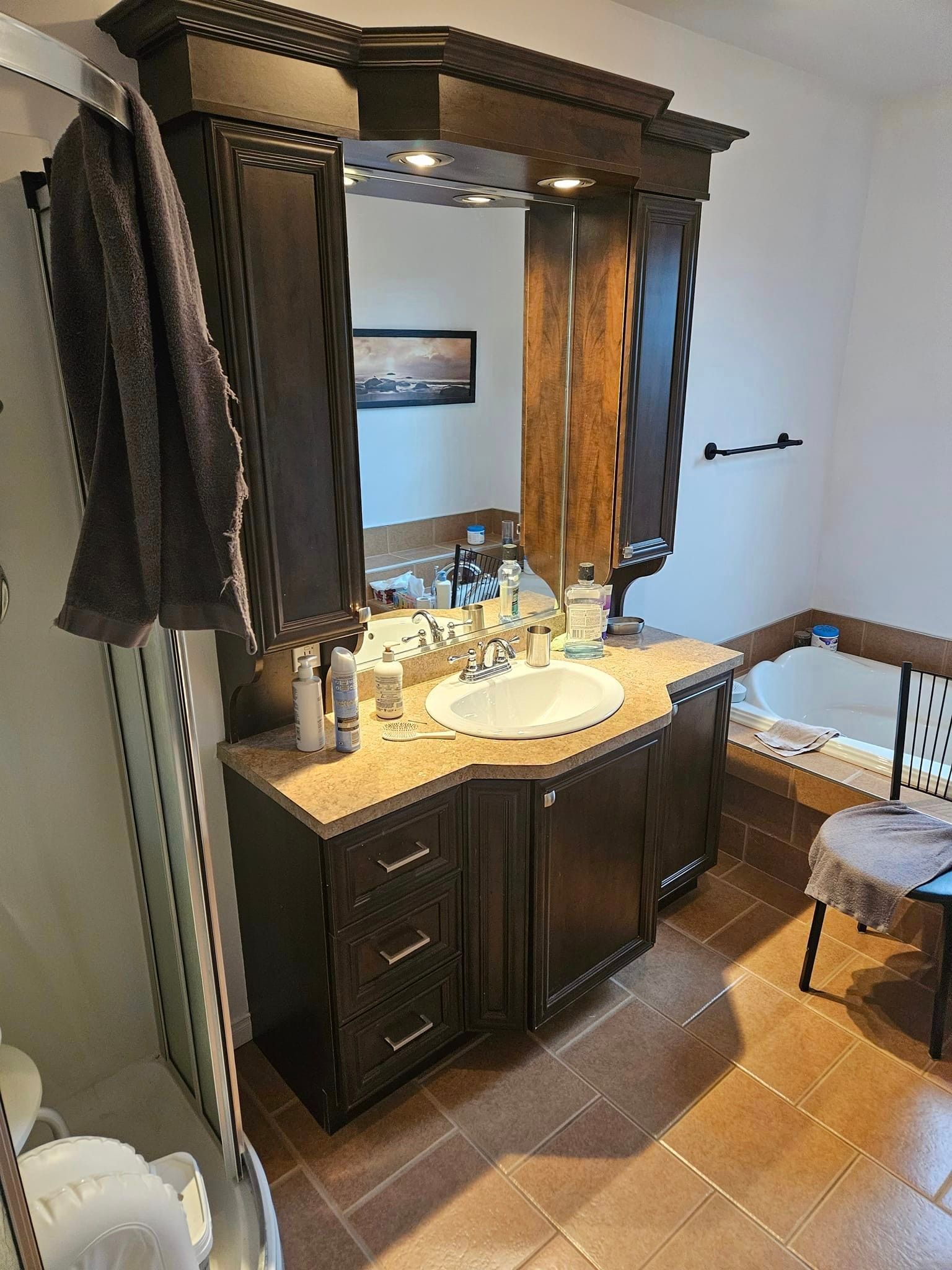 Une salle de bain avec un lavabo, un miroir et une baignoire.