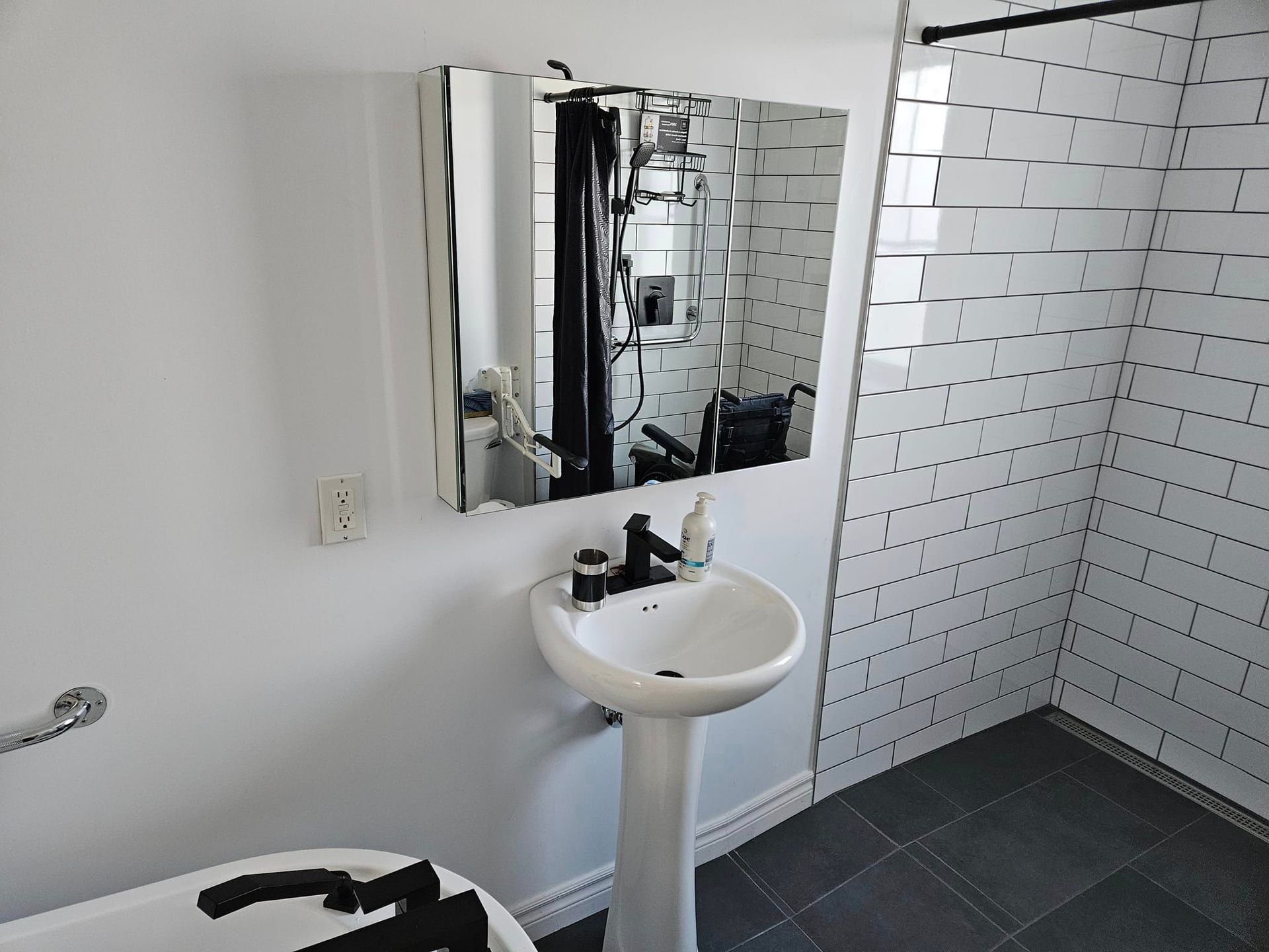 Une salle de bain avec un lavabo, un miroir et des toilettes