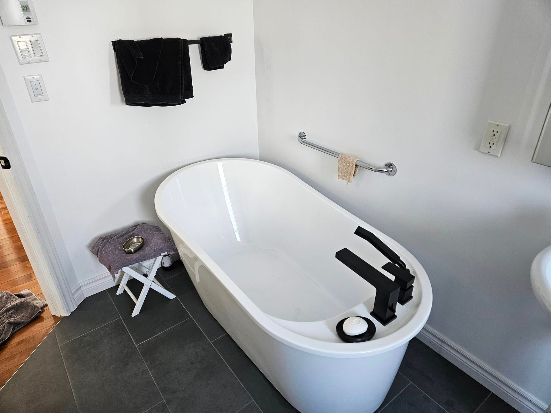 Une salle de bain avec une baignoire et un lavabo