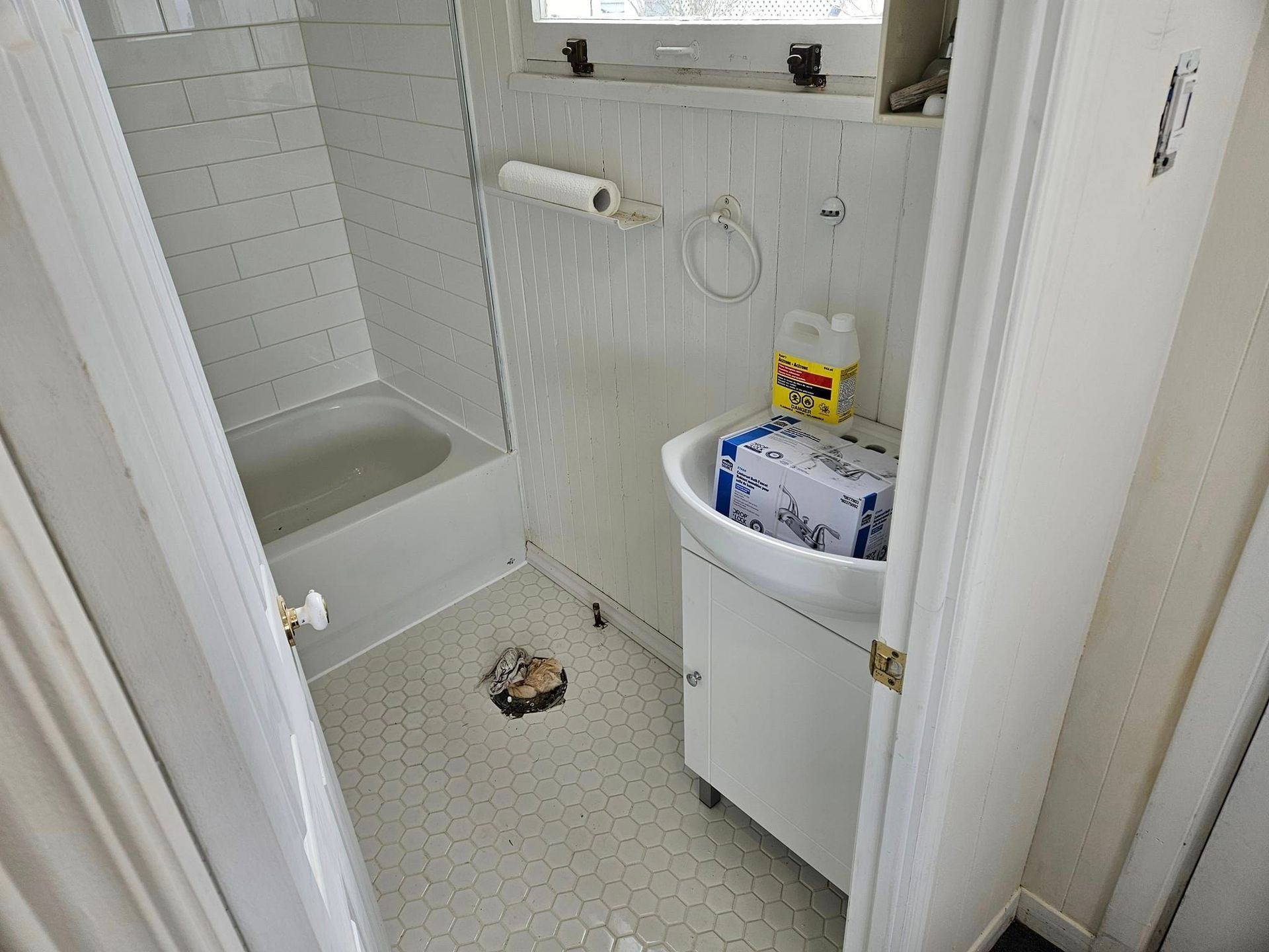 Une salle de bain avec lavabo, baignoire et douche.