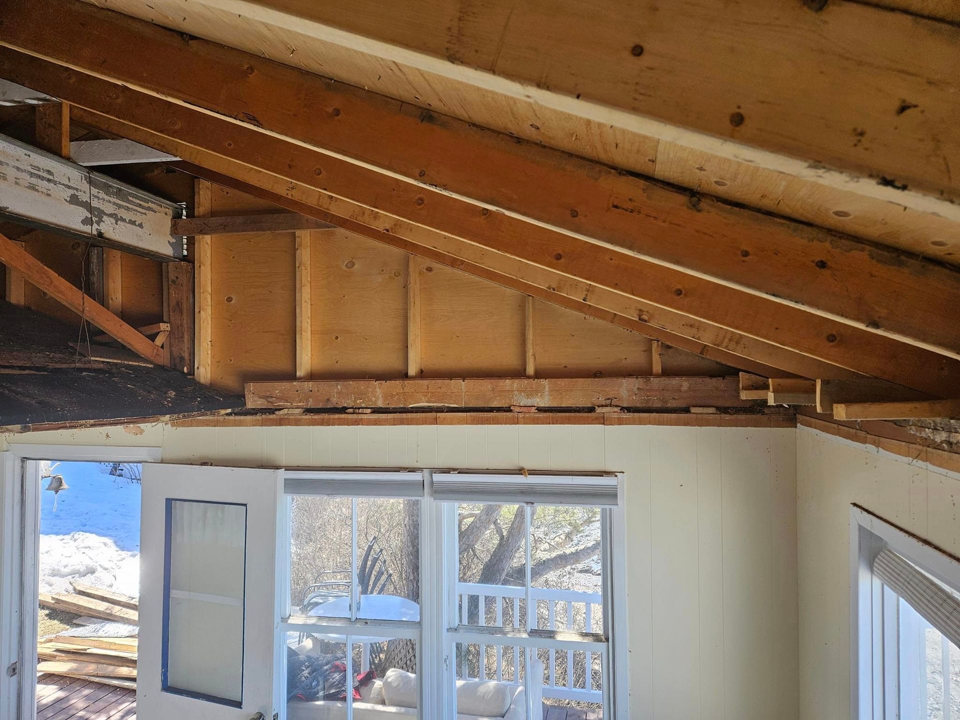 Une pièce avec beaucoup de fenêtres et un plafond en bois