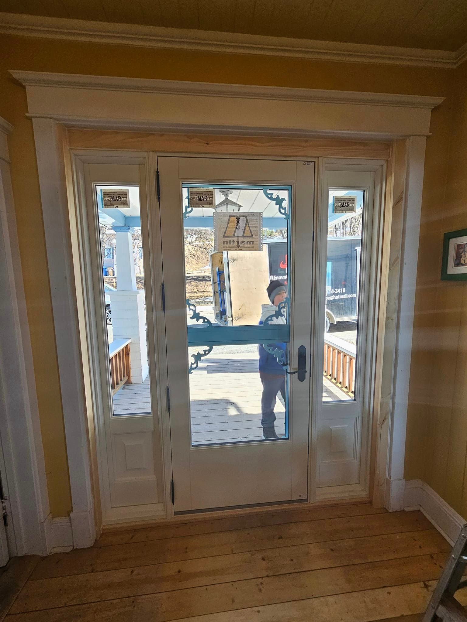 Un homme se tient devant une porte dans une pièce.