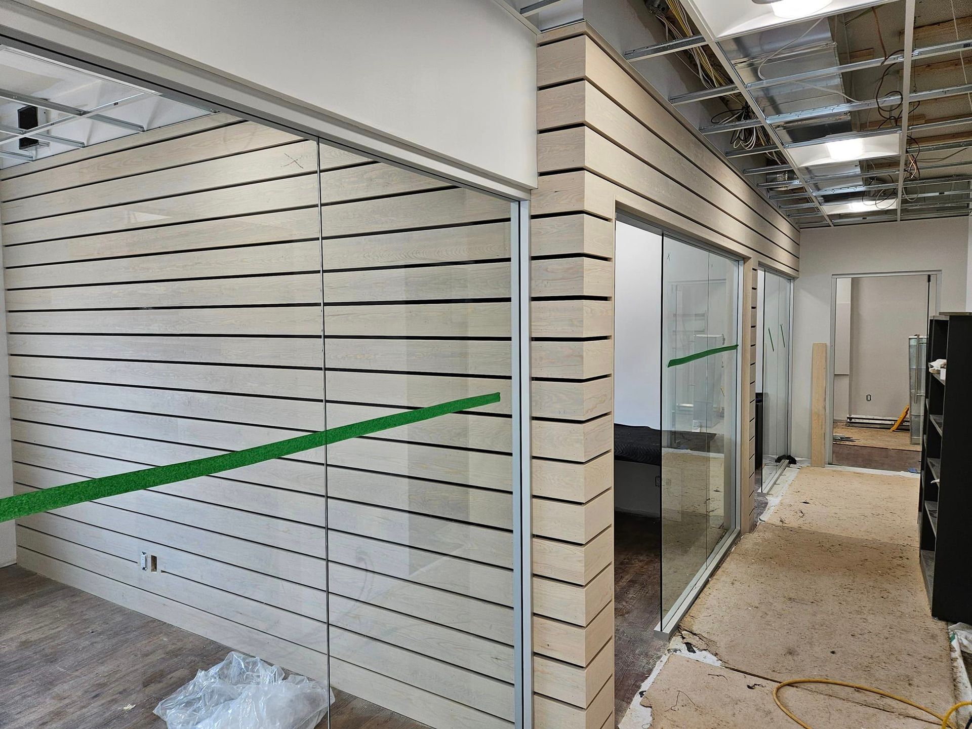 Une pièce avec des portes coulissantes en verre et une ligne verte sur le mur