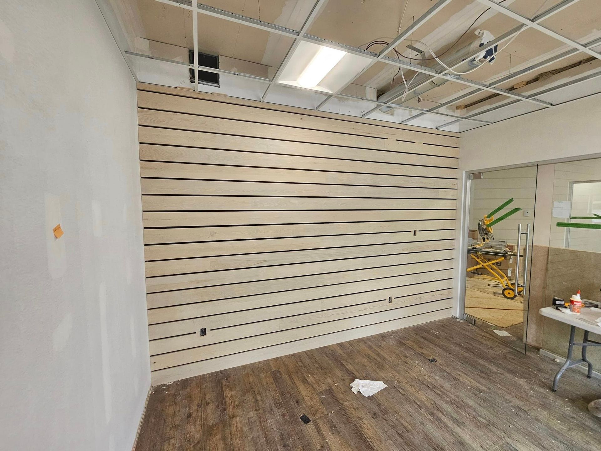 Une pièce avec un mur en bois et un plancher en bois