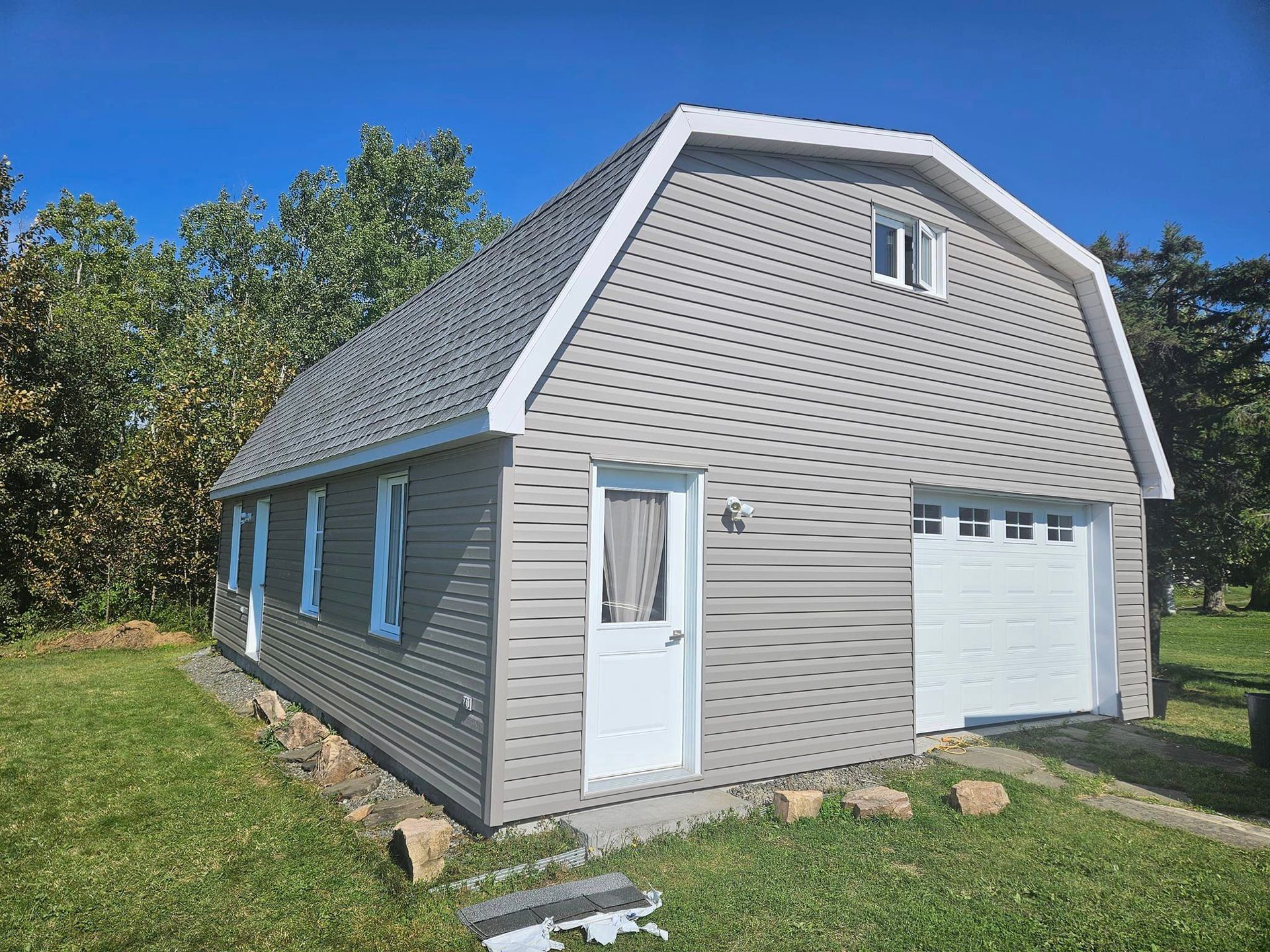 Un garage avec un toit qui ressemble à une grange.