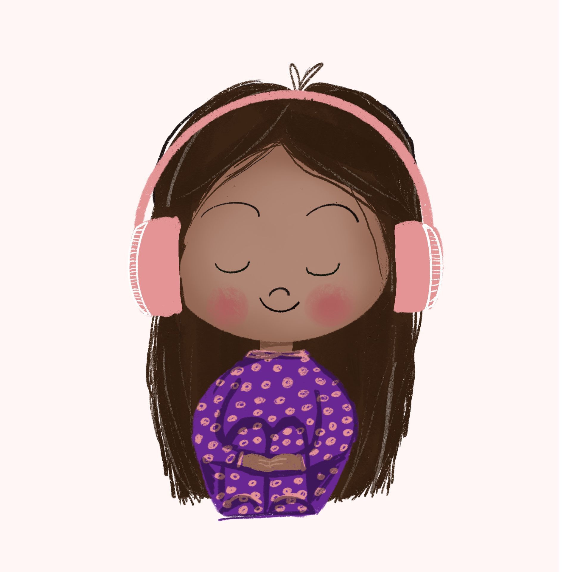 Een persoon met lang donker haar, die een roze koptelefoon draagt ​​en een paarse pyjama met bloemenprint aan heeft, zit met gesloten ogen in een kalme houding.