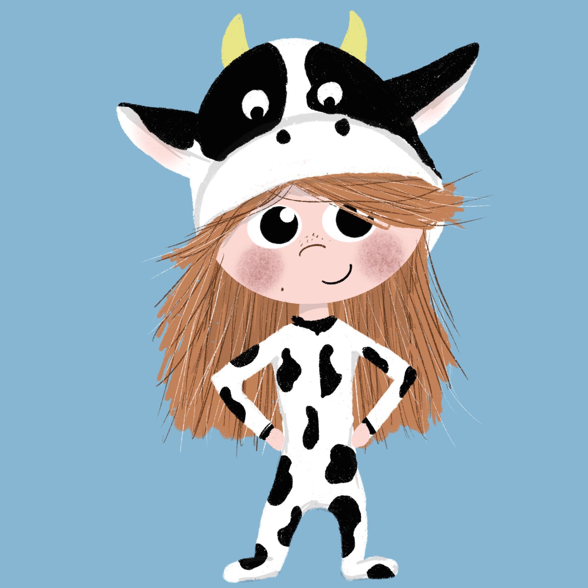 Een persoon in een koeienkostuum met kap, hoorns en zwart-witte vlekken staat tegen een lichtblauwe achtergrond.