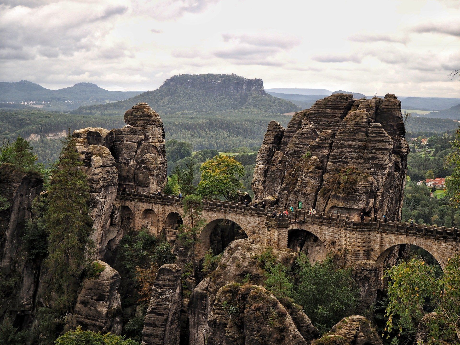 Die Bastei in der Sächsischen Schweiz Die Bastei in der Sächsischen Schweiz