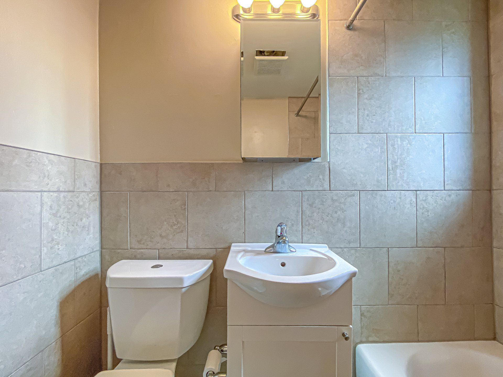 Aspen Court Apartments Bathroom Interior