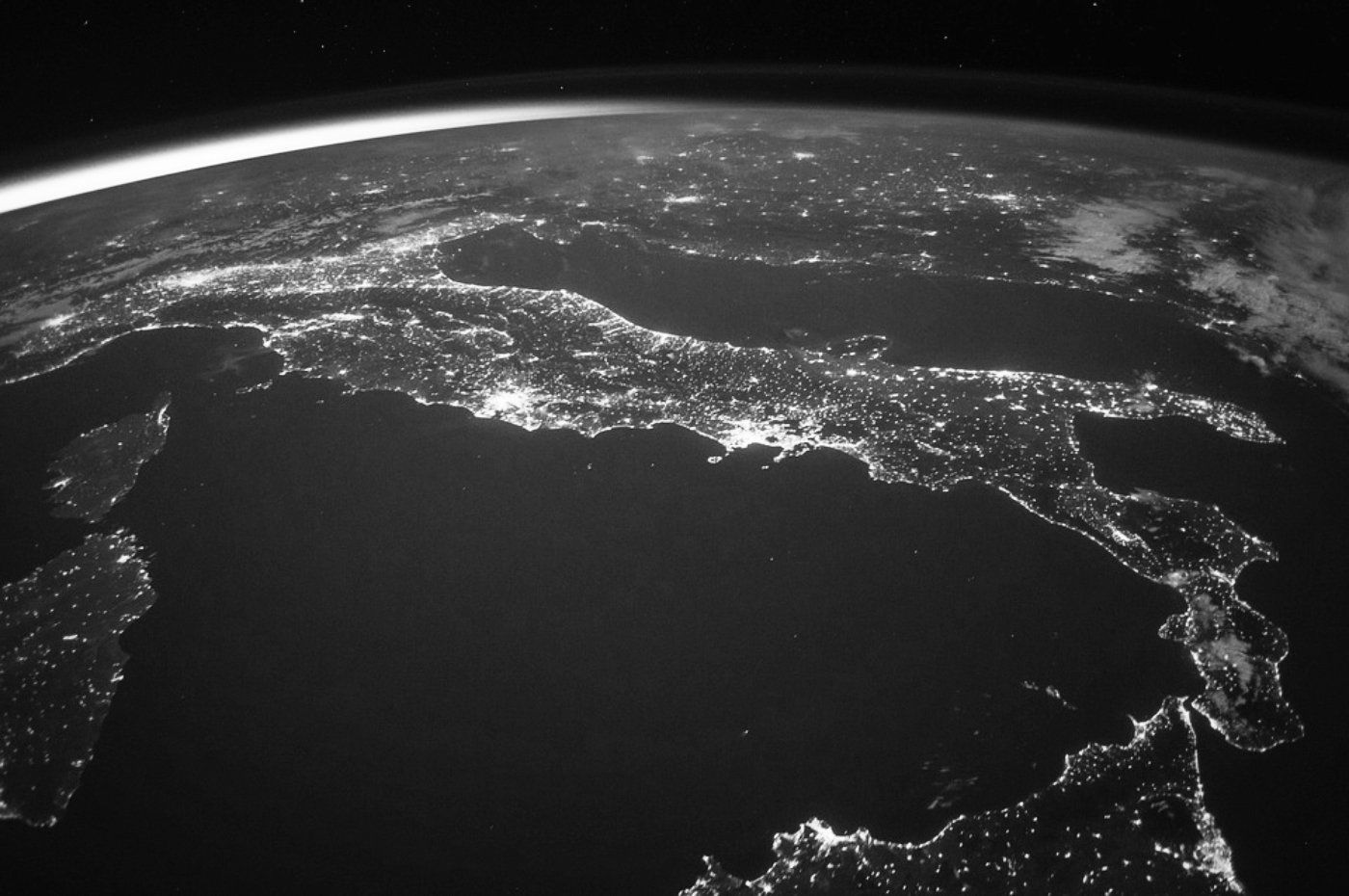 Una foto in bianco e nero della terra di notte