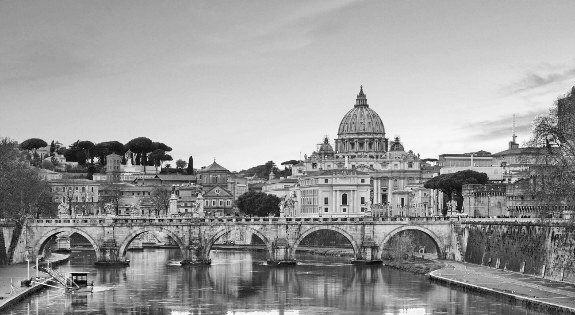 Una foto in bianco e nero di un ponte su un fiume a Roma.