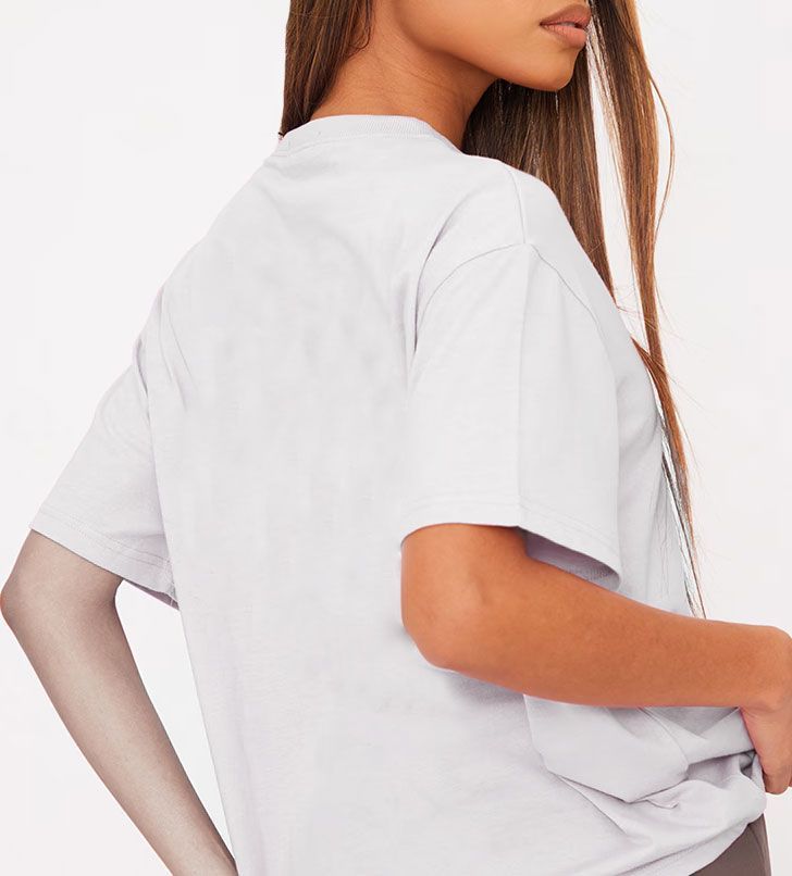 La schiena di una donna che indossa una maglietta bianca