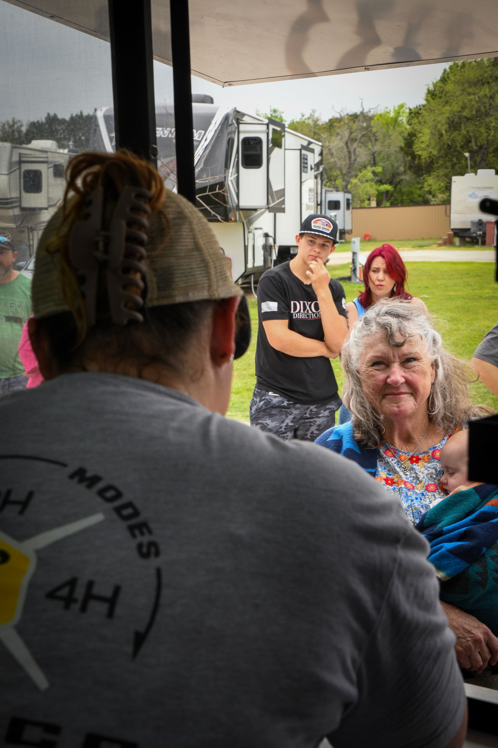 A man wearing a grey shirt that says ' modes ' on it