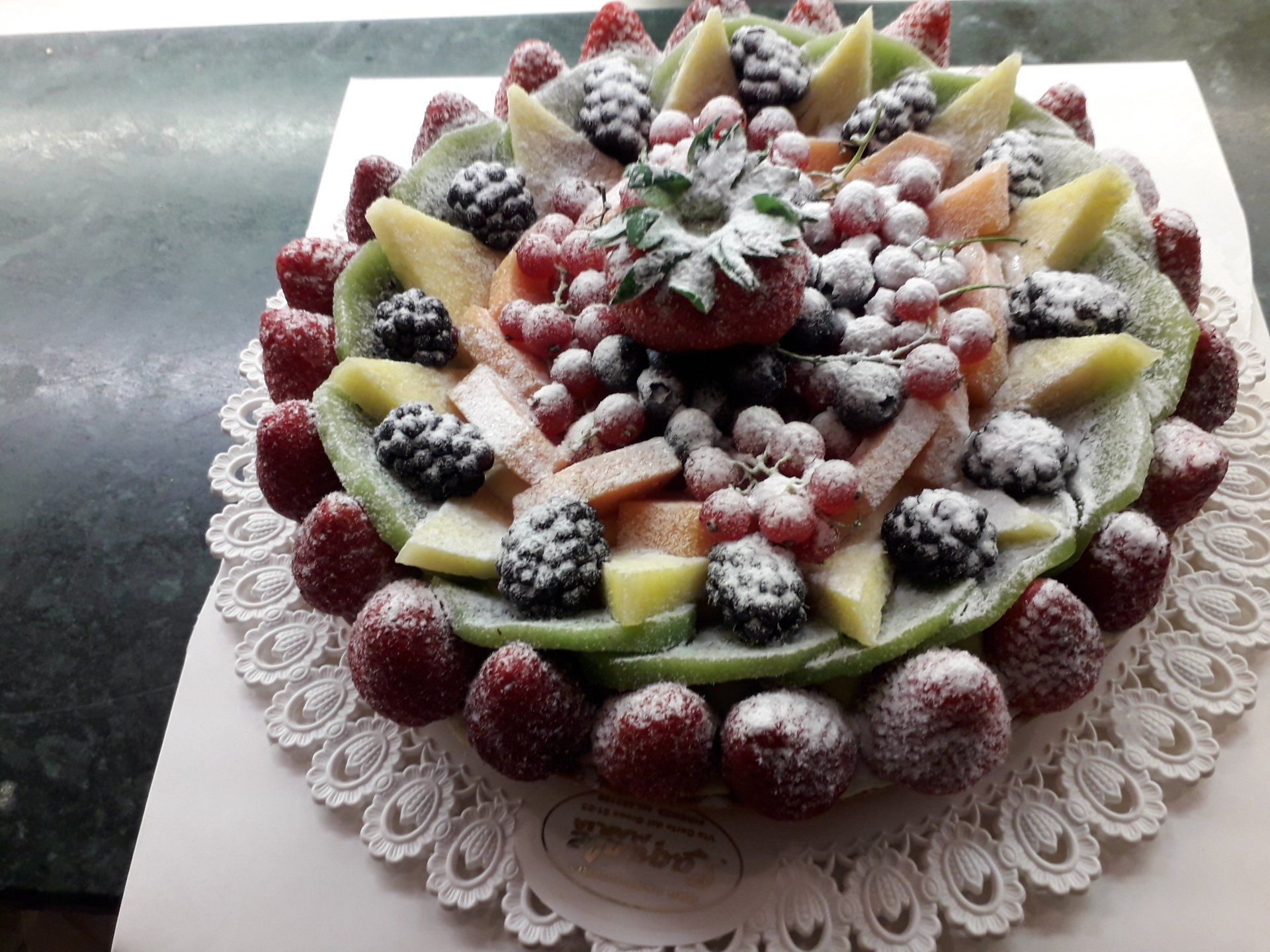 Crostata alla frutta in una pasticceria artigianale a Firenze.