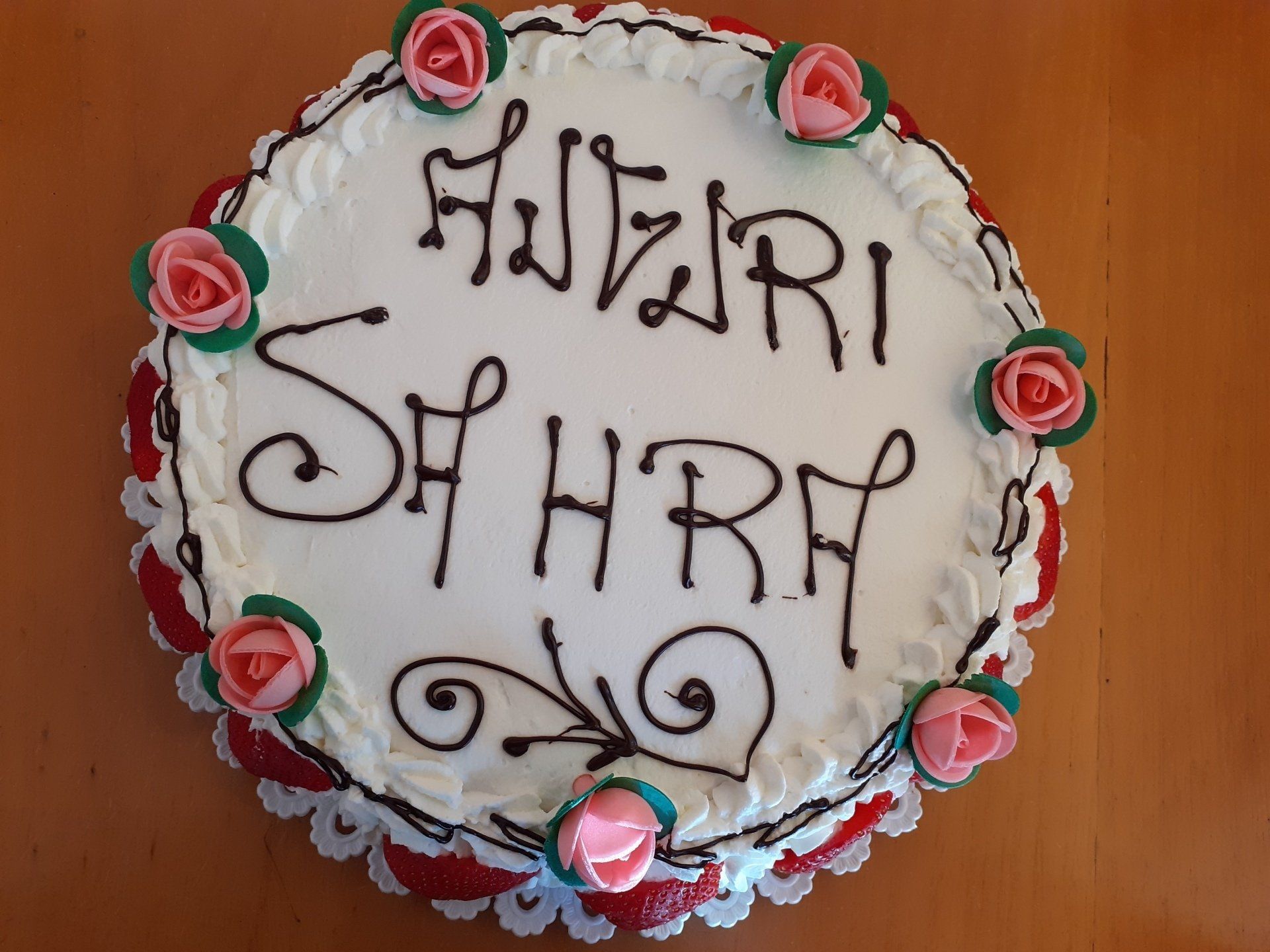 Torta di compleanno a Firenze con scritta personalizzata.