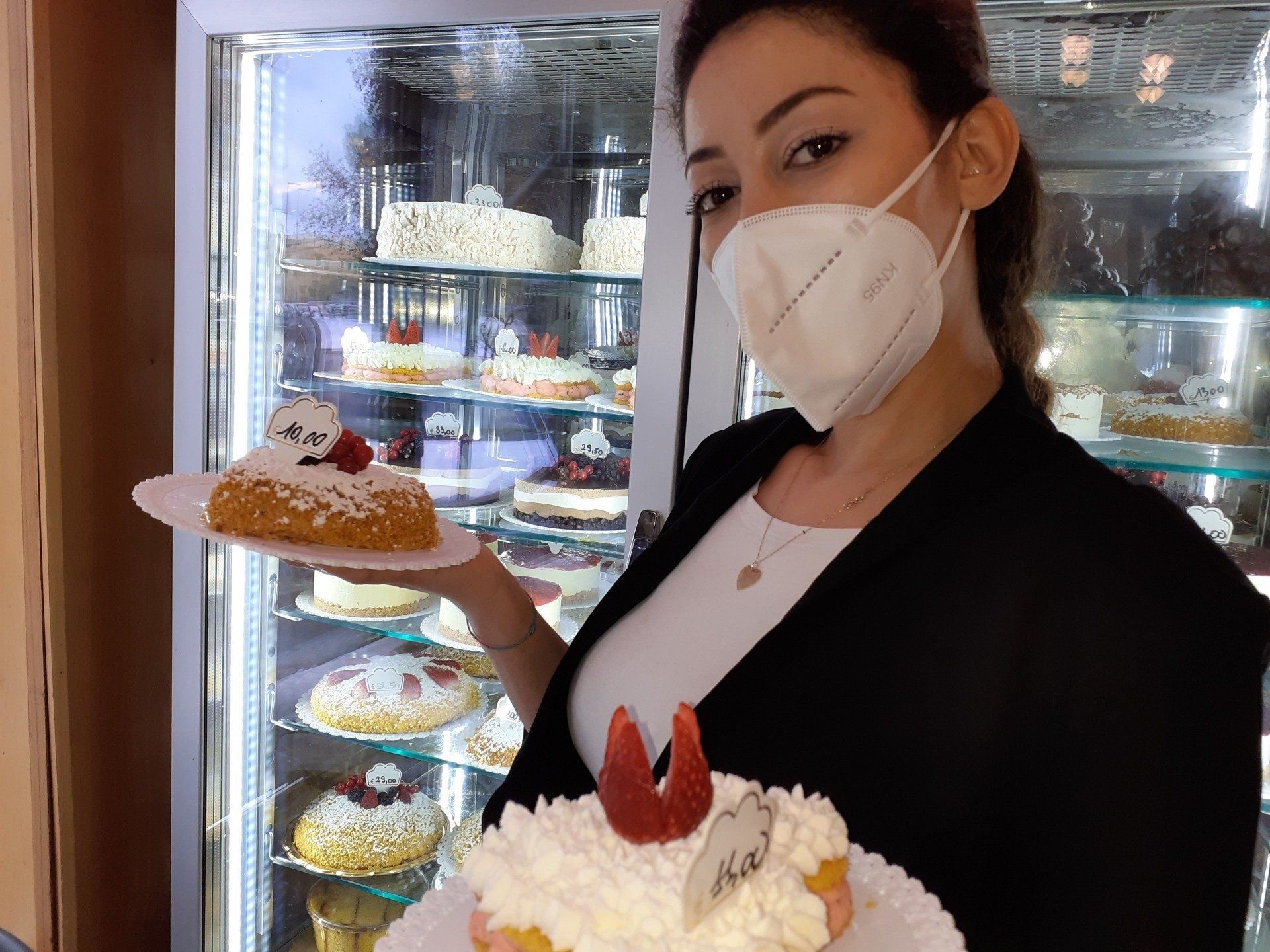 Torte panna e fragola nella pasticceria artigianale a Firenze.
