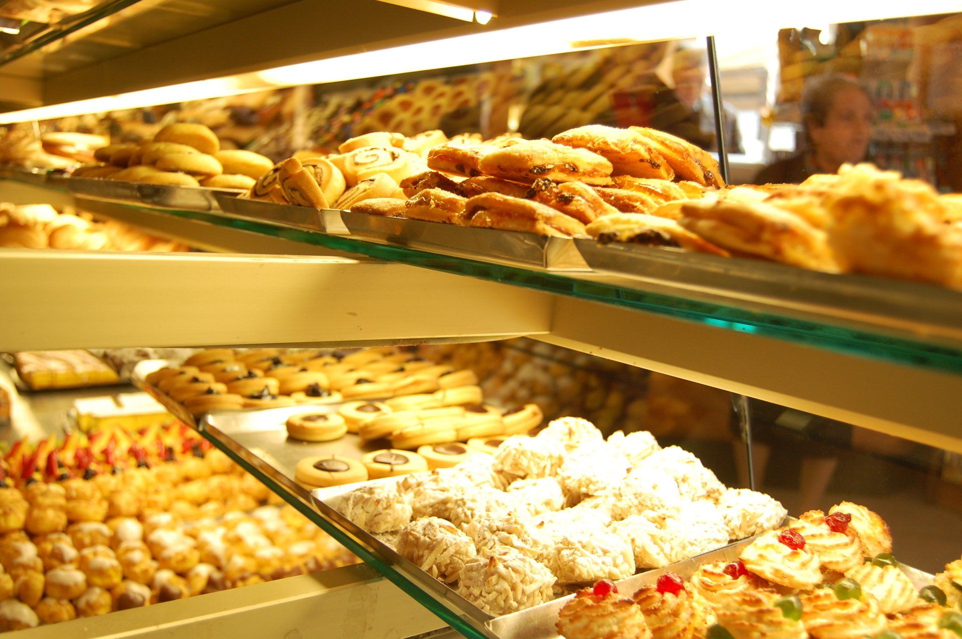 Banco dolci in una pasticceria artigianale a Firenze.