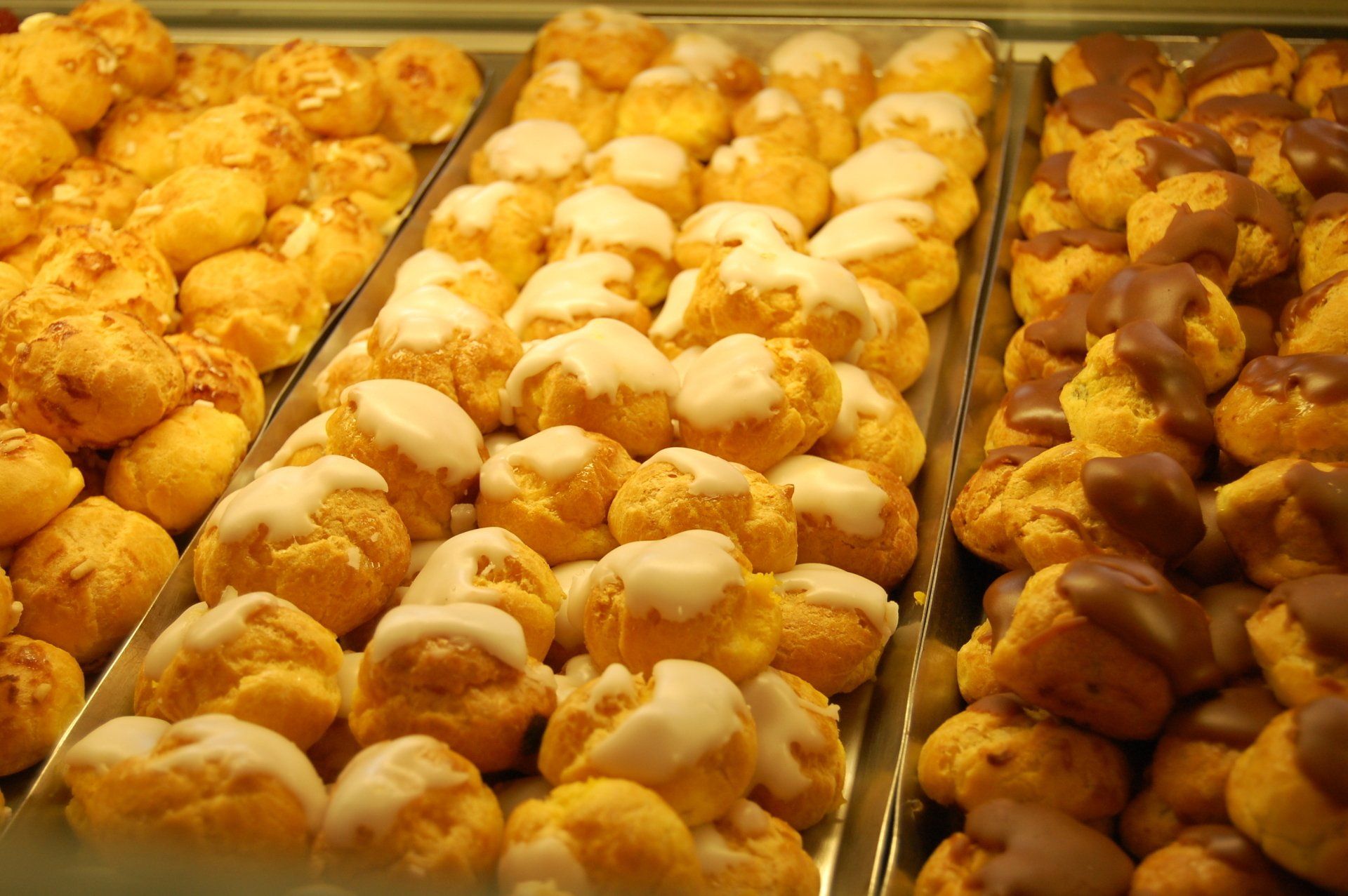 Banco pasticcini freschi in una pasticceria artigianale a Firenze.