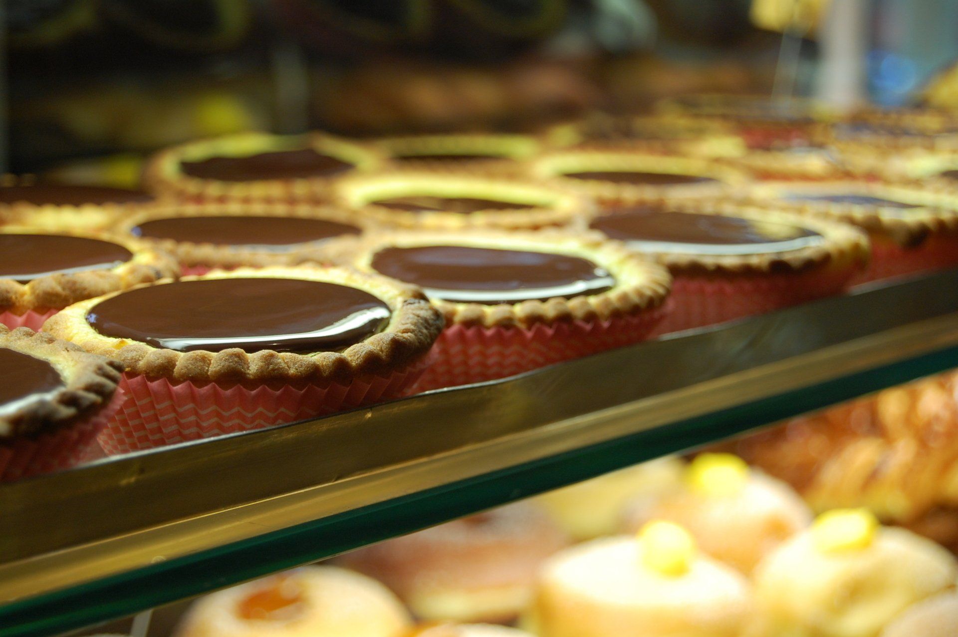 Tartellette al cioccolato in una pasticceria artigianale a Firenze.