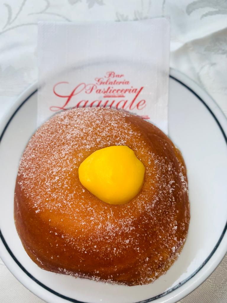 Krapfen alla crema in pasticceria a Firenze.