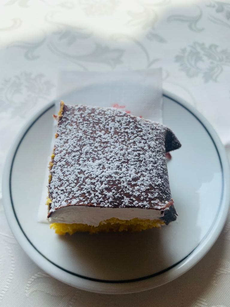 Fetta di torta in una pasticceria a Firenze.