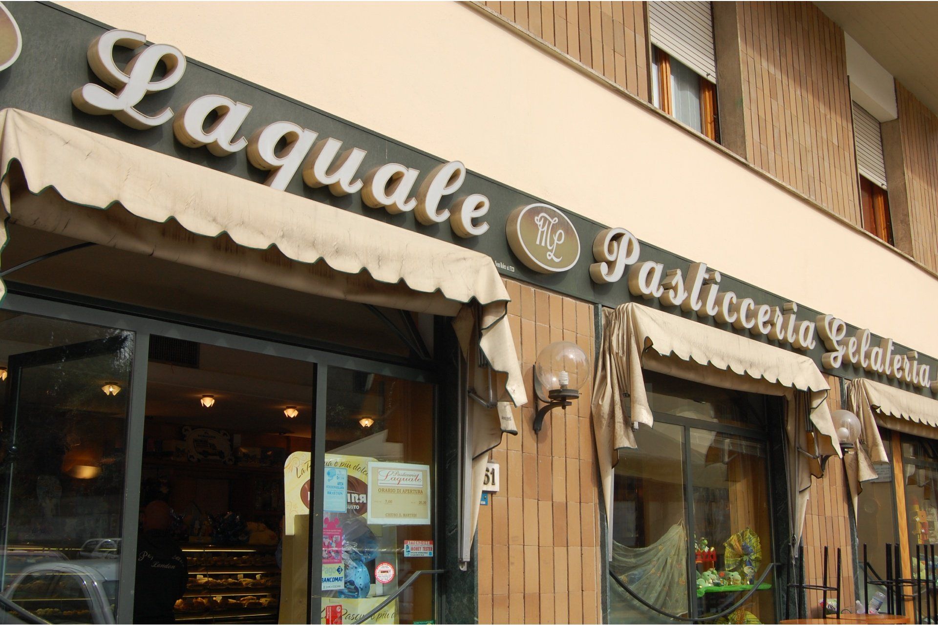 vetrine d'ingresso di una pasticceria