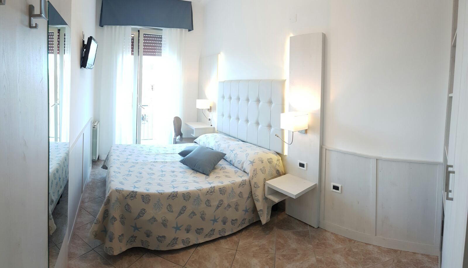 camera d'albergo matrimoniale