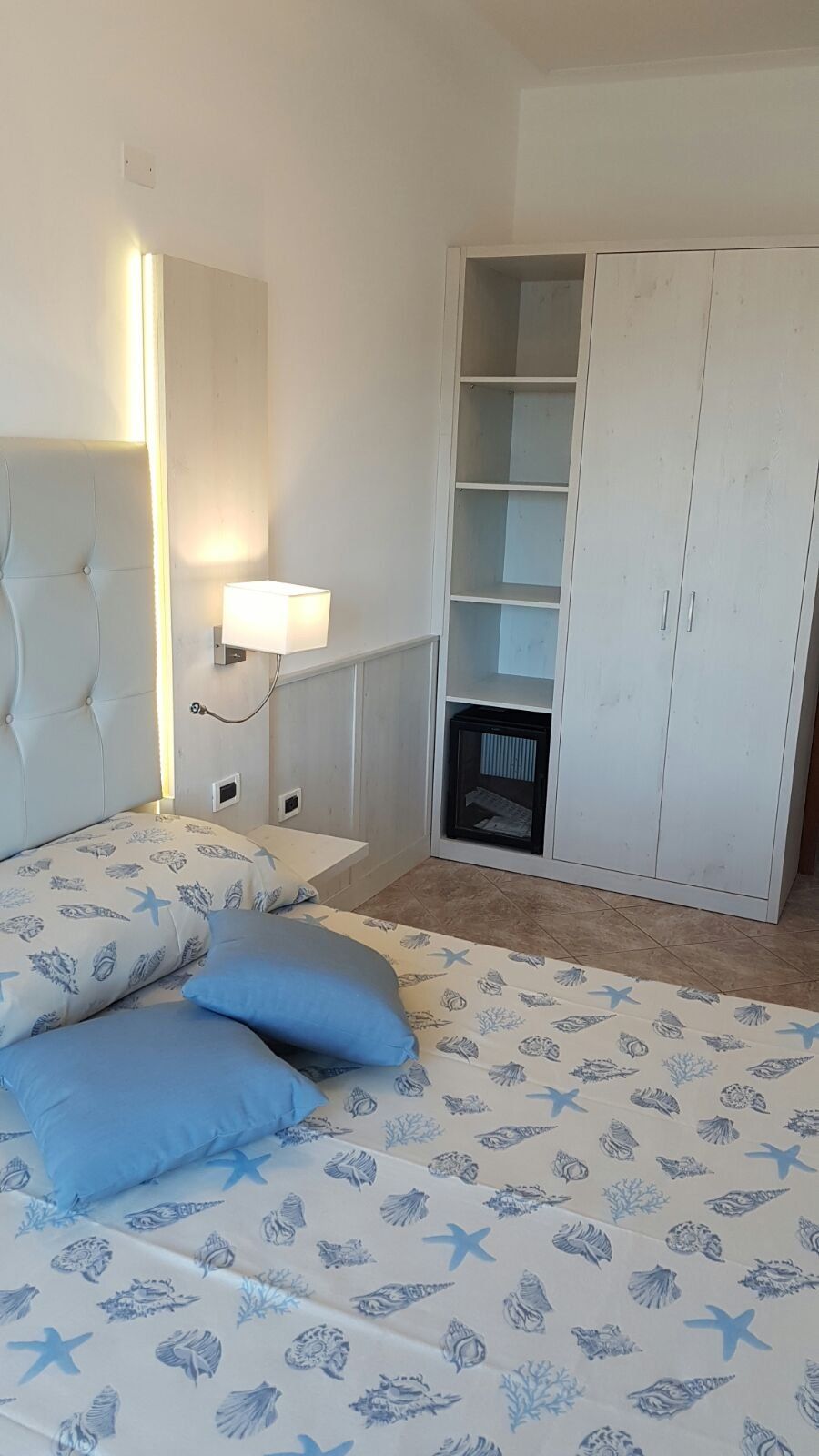 camera di un hotel con due letti singoli