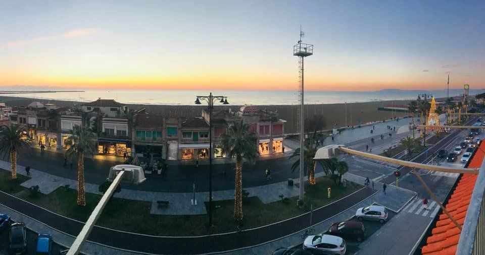 viale adiacente al lido di Viareggio