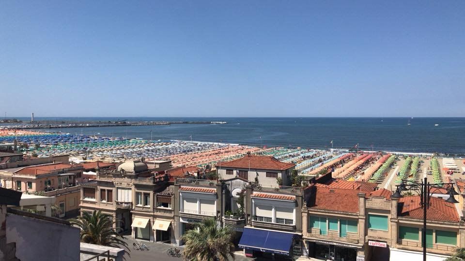 spiaggia con stabilimento balneare a Viareggio