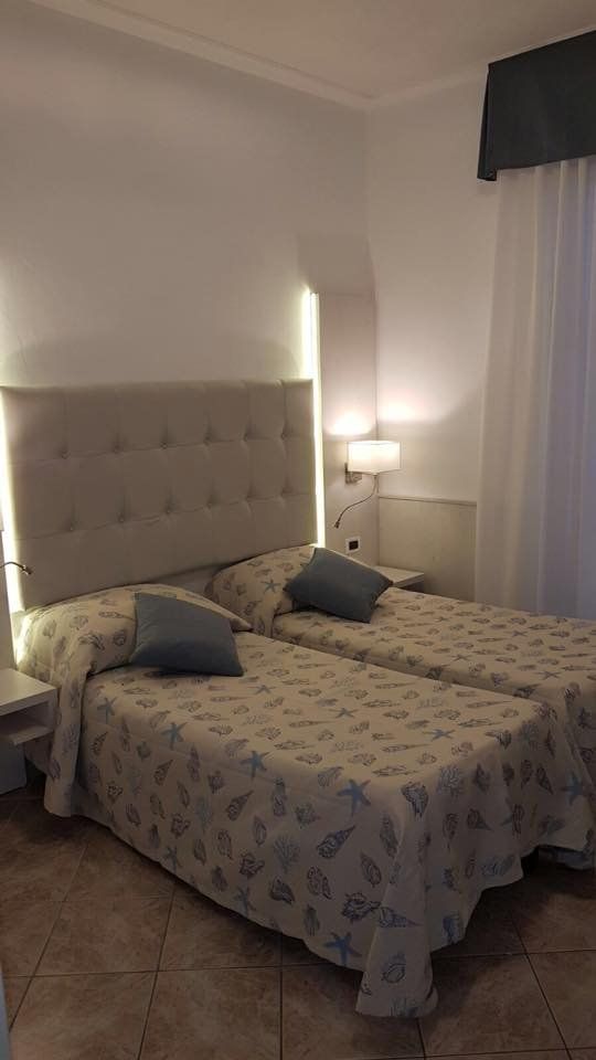 camera d'albergo doppia con due letti singoli