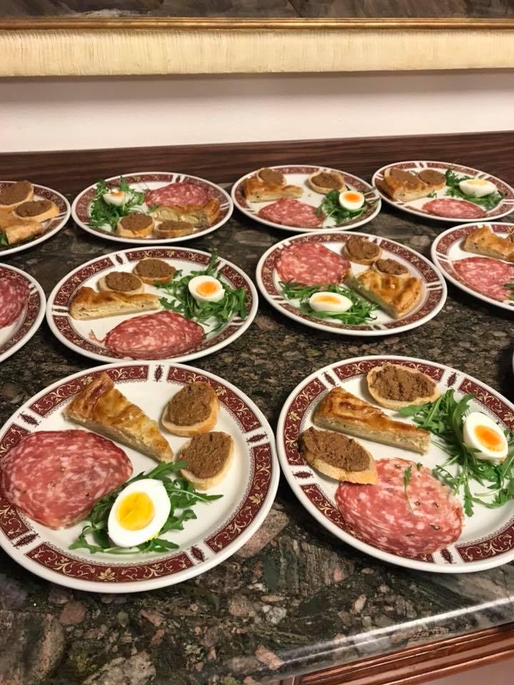 piatti con mix di antipasti