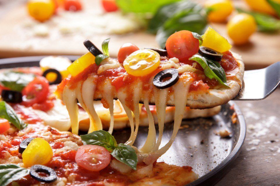 pizza con pomodorini freschi, olive e basilico