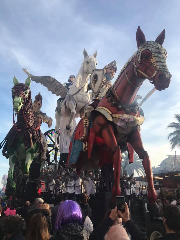 carro che sfila al Carnevale di Viareggio