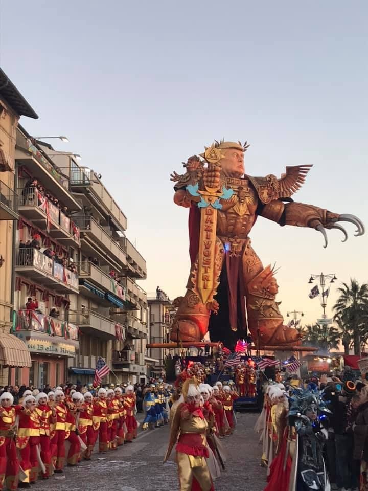 carri che sfilano durante il Carnevale di Viareggio