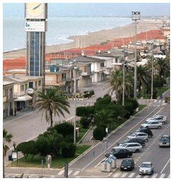 strada adiacente alla spiaggia di Viareggio