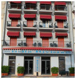 balconi delle camere di un albergo