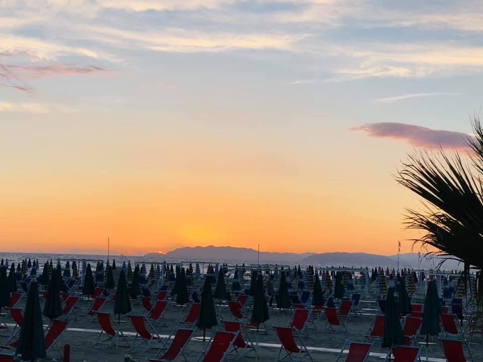 stabilimento balneare di Viareggio al tramonto
