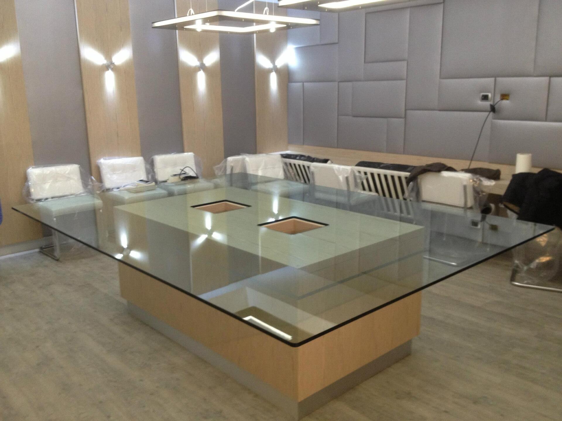 tavolo in vetro di design a Roma