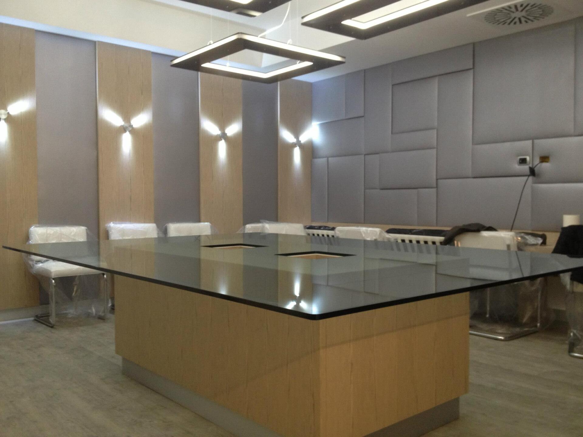 tavolo in vetro di design a Roma