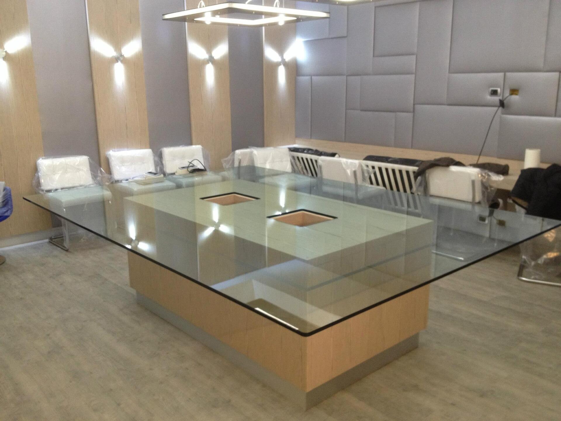 tavolo in vetro di design a Roma