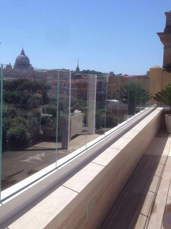balaustra in vetro a Roma