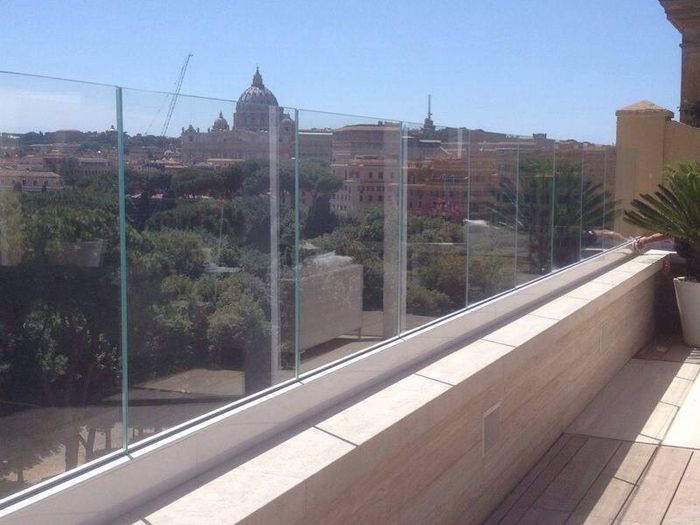 balaustra in vetro con belvedere su Roma