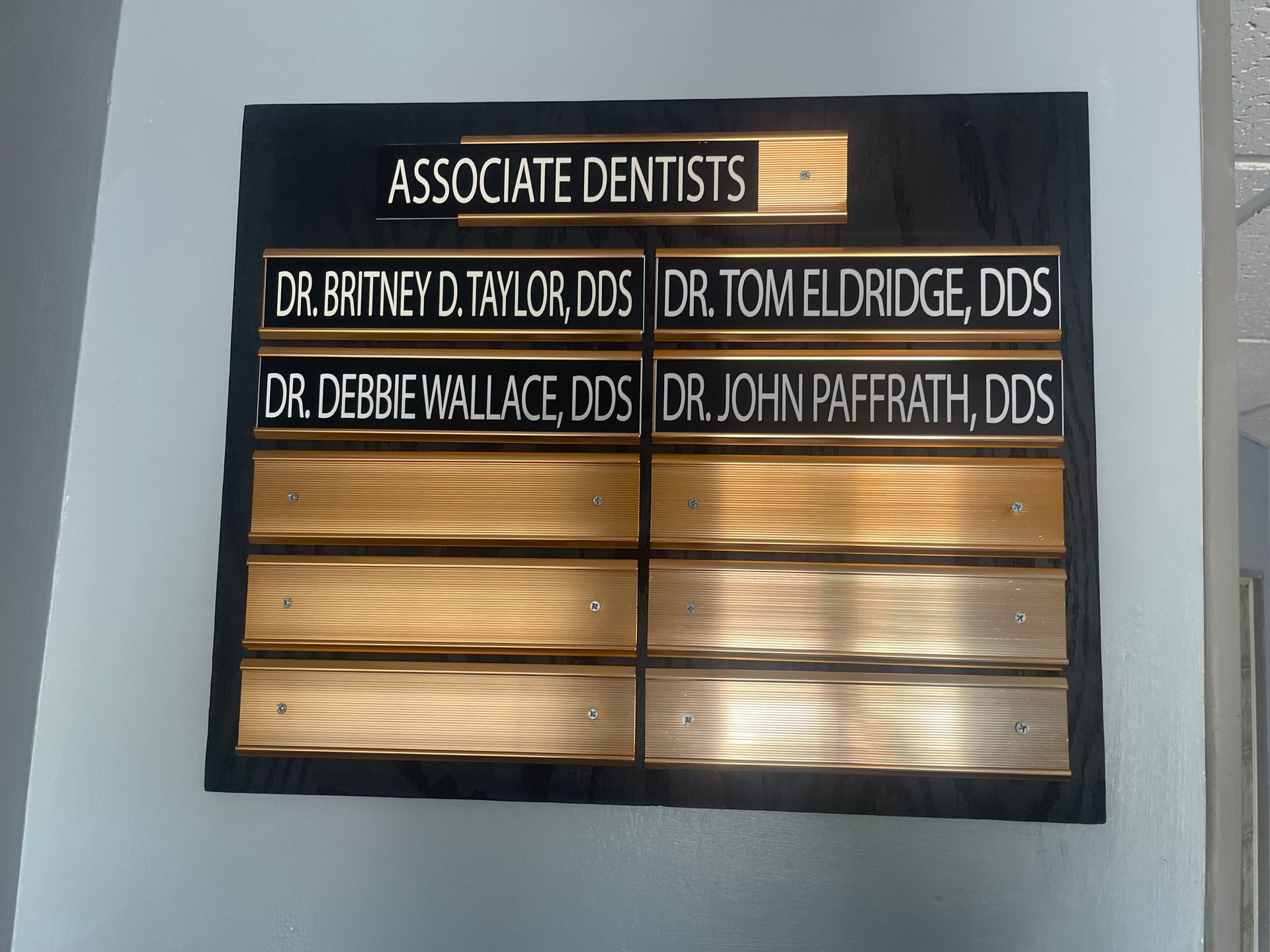 A sign that says associate dentists on it