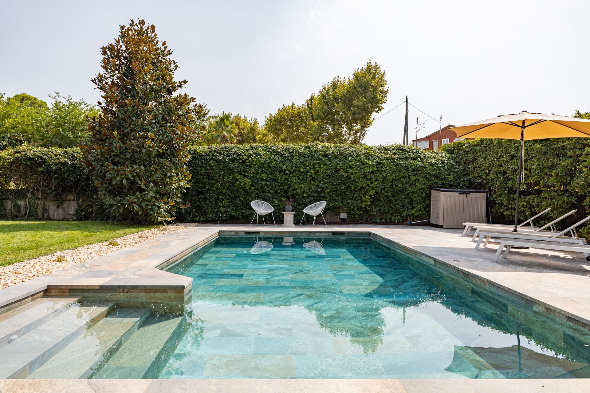 Piscina exterior en vivienda fotografiada para venta inmobiliaria